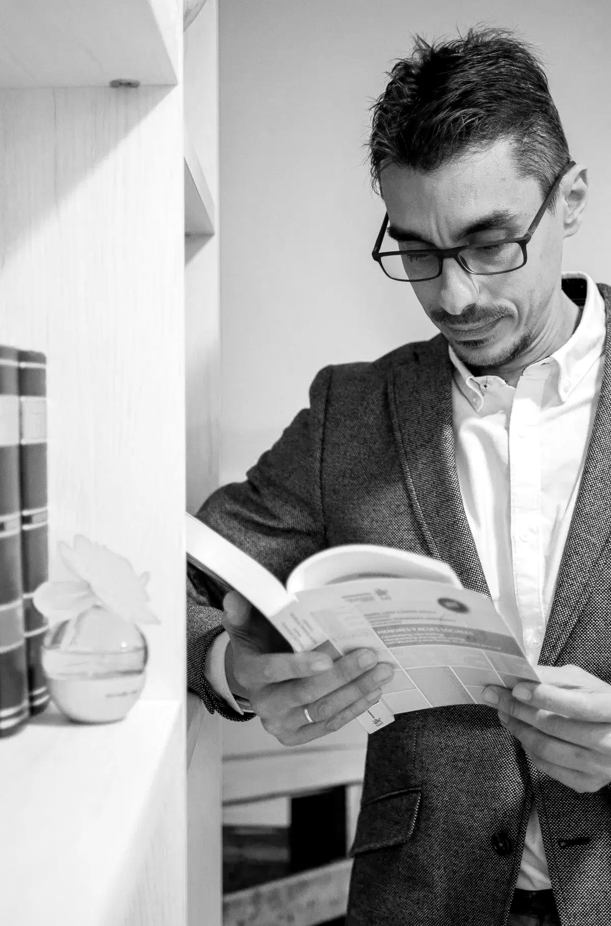 Pablo romero, Abogado de divorcio de mútuo acuerdo en Granada en su despacho leyendo