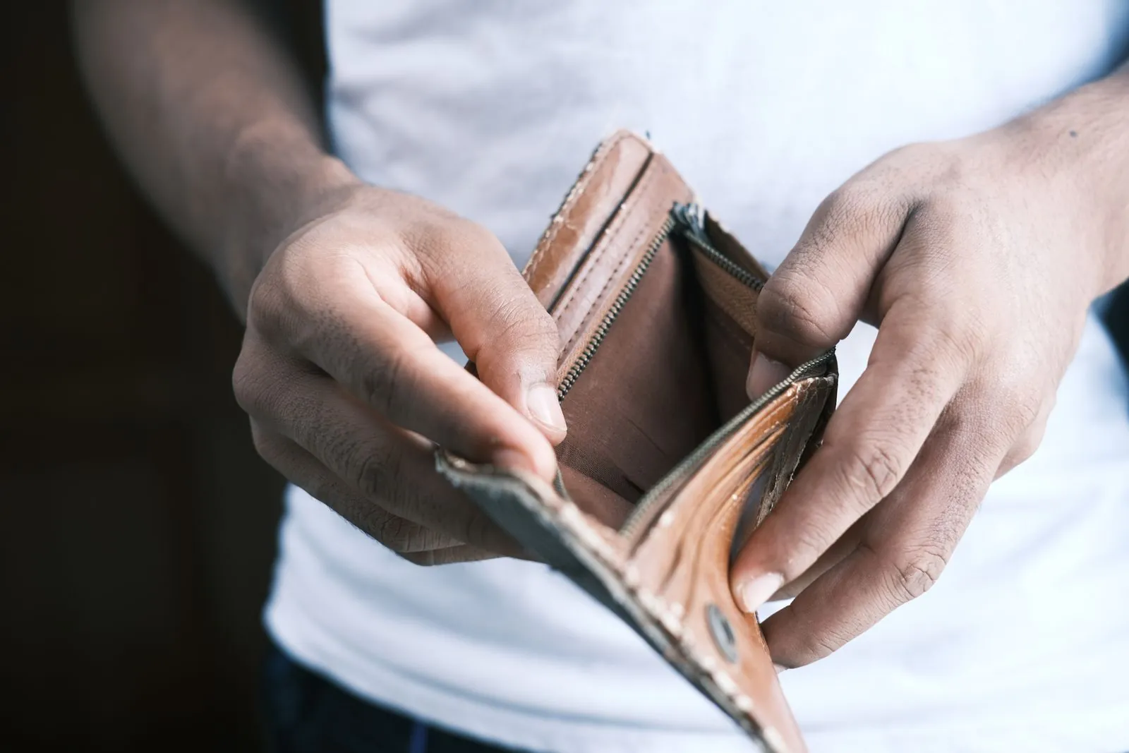 Persona mostrando una cartera vacía