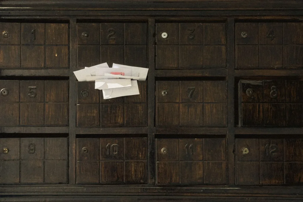 Buzón antiguo de madera con cartas dentro