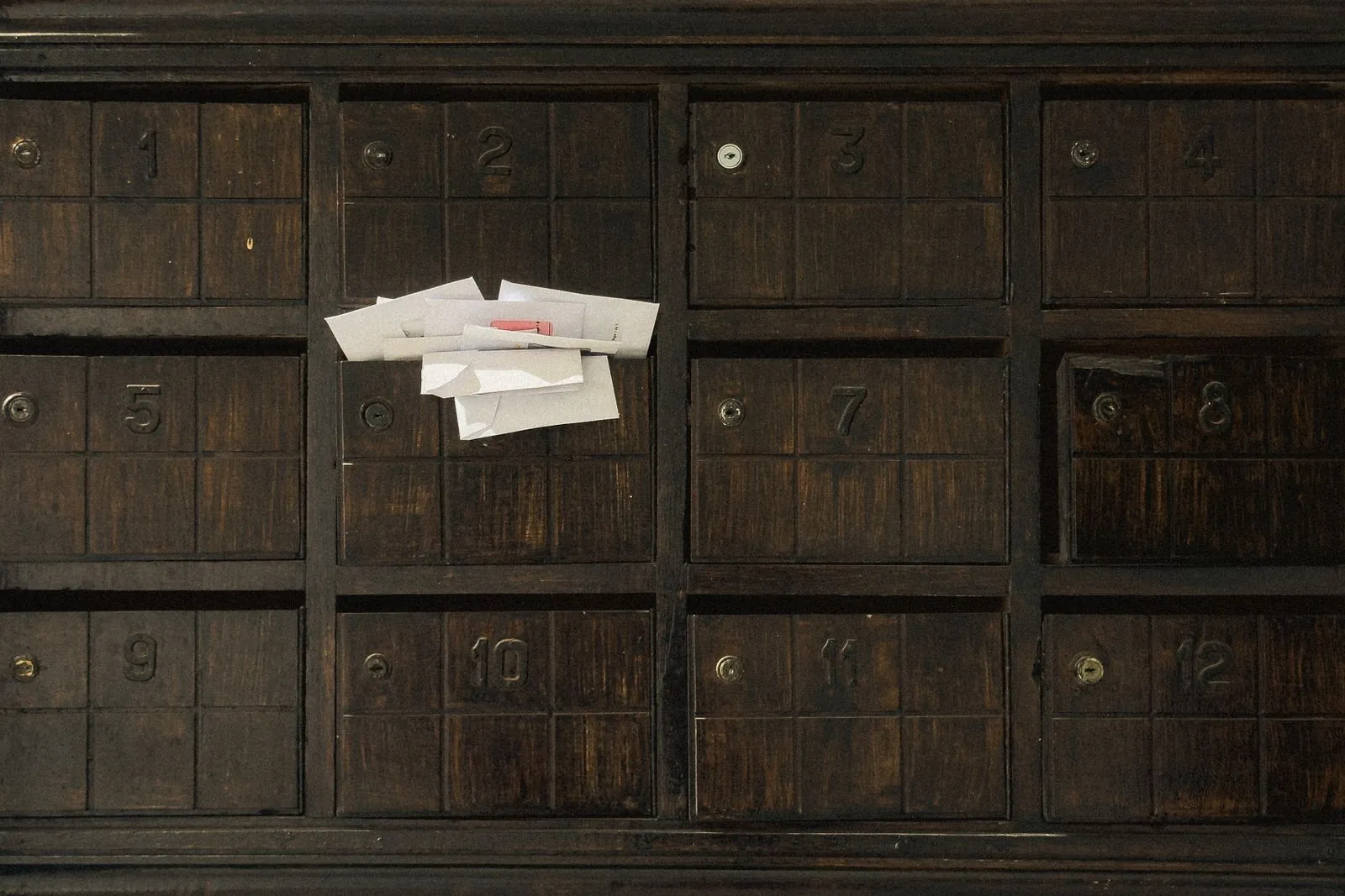 Buzón antiguo de madera con cartas dentro