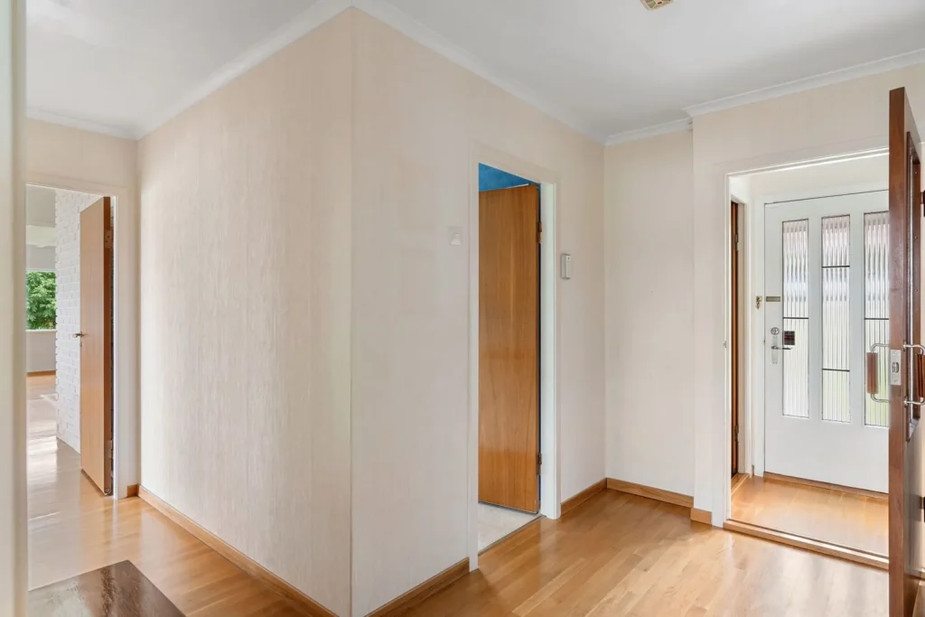 Pasillo de una vivienda con las puertas abiertas