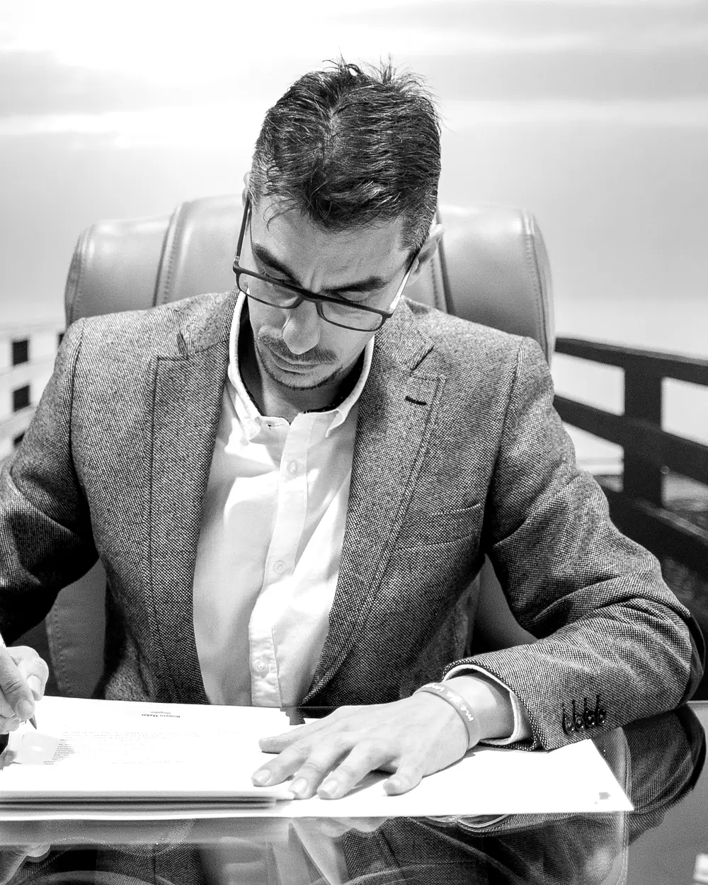 Pablo Romero, abogado de familia en Granada, trabajando en su despacho
