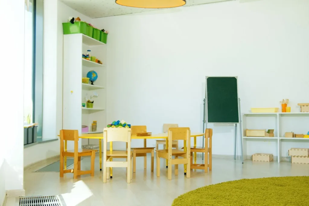 Aula infantil vacía y luminosa, sentencia del Tribunal Supremo sobre la exploración del menor