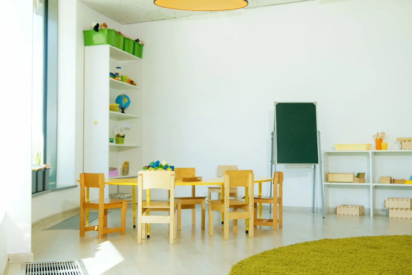 Aula infantil vacía y luminosa, sentencia del Tribunal Supremo sobre la exploración del menor